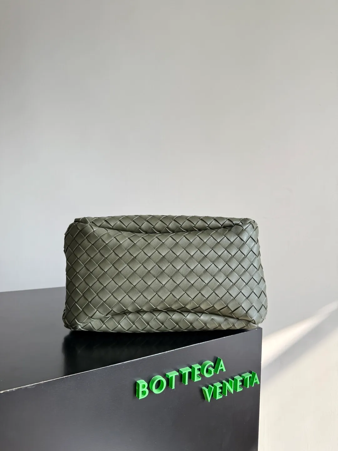 Batch 2160 new products are coming! BOTTEGA VENETA Bottega Veneta's 2025 new Campana shoulder bag is on the market~ First of all, I would like to praise the weight of this bag. As a not too small bag, it is very light for daily use. For people like me who need to carry a lot of belongings when going out, this advantage is great, and it greatly reduces the burden of traveling. 🛍️The shape is a bit like a combination of parachute and jodie. The blunt triangle shape is cute and honest. Carrying it on your back when going shopping is a good mood accelerator. The handles and body of the bag are both classic weaves. A tie is added to the original open design. If it is not tied up, the bag will look like a small vegetable basket when carried. Style number: 844249 Size: 33*20*16.5cm
